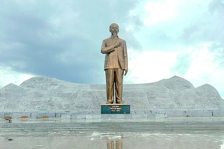 Tượng đài Bác Hồ tại thành phố Phú Quốc. 