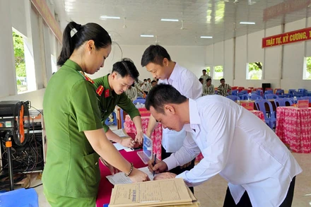 Cán bộ Trại giam Kênh 7 làm thủ tục cho người được đặc xá trước khi trở về tái hoà nhập cộng đồng. (Ảnh: VĂN VŨ)