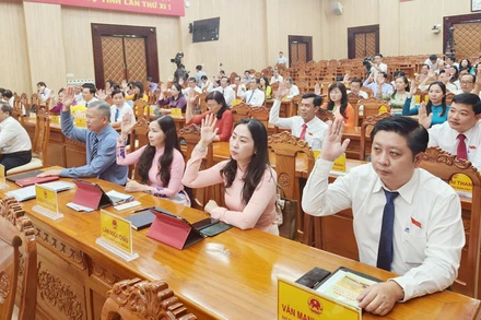 Đại biểu Hội đồng nhân dân tỉnh Kiên Giang thông qua nghị quyết tại kỳ họp thứ 17.