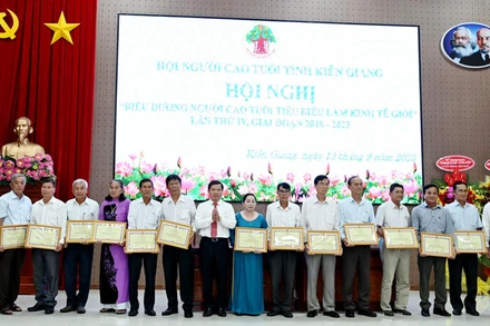 Lãnh đạo Sở Lao động-Thương binh và Xã hội tỉnh Kiên Giang trao bằng khen của Ủy ban nhân dân tỉnh cho người cao tuổi tiêu biểu làm kinh tế giỏi tỉnh Kiên Giang, giai đoạn 2018-2023.