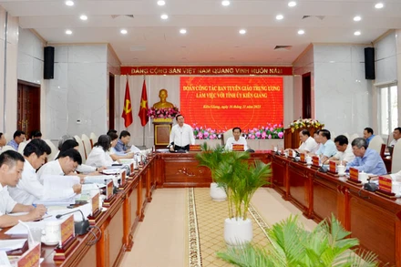 Đồng chí Lại Xuân Môn phát biểu tại buổi làm việc. 