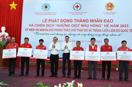 Lãnh đạo tỉnh Kiên Giang trao bảng tượng trưng của Hội Chữ thập đỏ tỉnh Kiên Giang hỗ trợ các địa phương xây nhà chữ thập đỏ, quà và khám bệnh miễn phí. 