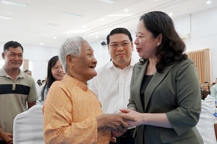 Phó Chủ tịch nước Võ Thị Ánh Xuân ân cần thăm hỏi sức khỏe và đời sống Bà mẹ Việt Nam Anh hùng Thị Hol, ngụ huyện Giang Thành.