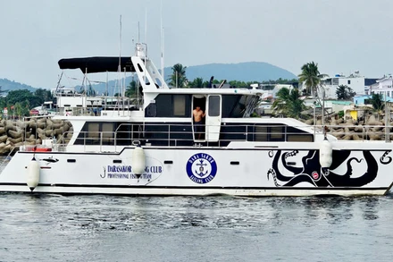 Du thuyền chở 8 người quốc tịch nước ngoài neo đậu ở Phú Quốc. 