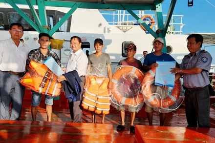 Lực lượng Kiểm ngư Kiên Giang tuyên truyền về chống khai thác IUU cho các chủ tàu cá. 