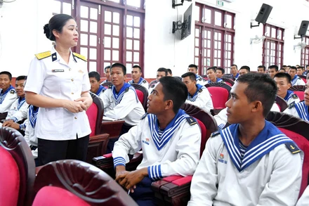 Báo cáo viên của Tòa án Quân sự khu vực Quân chủng Hải quân giải đáp câu hỏi do cán bộ, chiến sĩ đặt ra. 