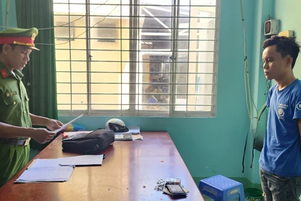 Điều tra viên tống đạt quyết định bắt tạm giam đối với Lâm Văn Sel.