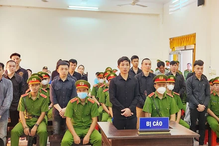 Các bị cáo trong vụ án chế tạo, tàng trữ, mua bán, vận chuyển trái phép vũ khí quân dụng tại phiên tòa.