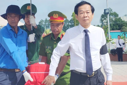 Lãnh đạo tỉnh Kiên Giang thực hiện nghi thức an táng hài cốt liệt sĩ tại Nghĩa trang liệt sĩ huyện Hòn Đất. 