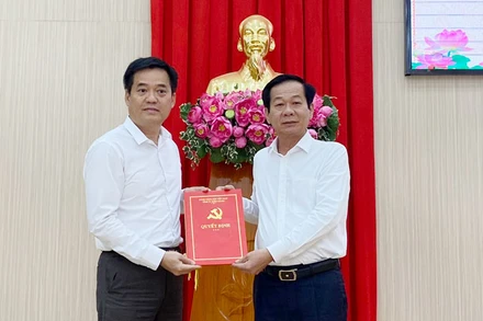 Bí thư Tỉnh ủy Kiên Giang Đỗ Thanh Bình (bên phải) trao quyết định cho ông Lê Quốc Anh.