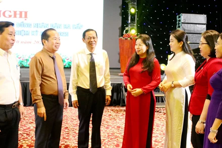 Đại biểu trao đổi bên lề hội nghị.