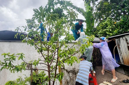 Kiên Giang: Lốc xoáy làm tốc mái 5 căn nhà, chìm 4 ghe biển và chết 1 ngư dân 