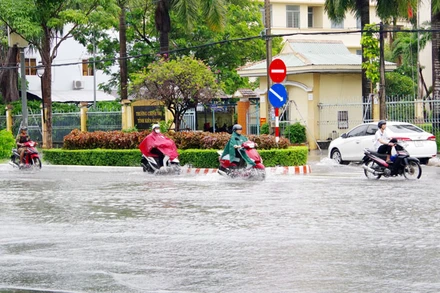 Nhiều tuyến lộ trong nội ô thành phố Rạch Giá, tỉnh Kiên Giang bị ngập cục bộ. 