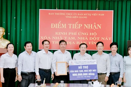 Lãnh đạo và nhân viên Công ty Điện lực Kiên Giang trao bảng tượng trưng hỗ trợ kinh phí xóa nhà tạm, nhà dột nát cho các hộ nghèo và hộ có hoàn cảnh khó khăn về nhà ở trên địa bàn tỉnh Kiên Giang.