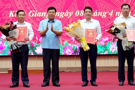 Ủy viên Trung ương Đảng, Bí thư Tỉnh ủy Kiên Giang Nguyễn Tiến Hải (thứ hai, từ trái qua) trao các quyết định của Ban Bí thư về công tác cán bộ. (Ảnh: QUỐC TRINH).