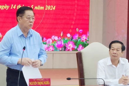 Đồng chí Nguyễn Trọng Nghĩa phát biểu tại buổi làm việc với Ban Thường vụ Tỉnh ủy Kiên Giang. 