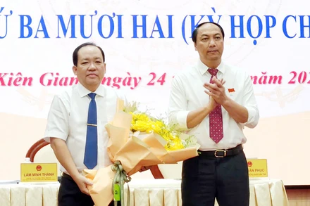 Chủ tịch Hội đồng nhân dân tỉnh Kiên Giang Lâm Minh Thành tặng hoa chúc mừng tân Phó Chủ tịch Ủy ban nhân dân tỉnh Kiên Giang Nguyễn Thanh Phong.