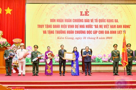 Đại diện Đảng bộ, chính quyền, nhân dân và lực lượng vũ trang tỉnh Kiên Giang nhận Huân chương Bảo vệ Tổ quốc hạng Ba.