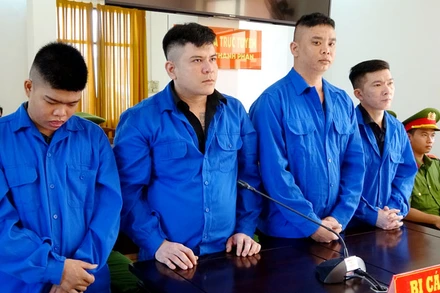 4 bị cáo tại phiên tòa sơ thẩm ngày 4/6.