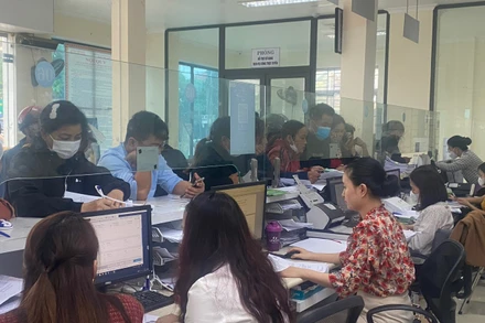 Công chức huyện Cẩm Xuyên (Hà Tĩnh) giải quyết thủ tục hành chính cho người dân và doanh nghiệp.