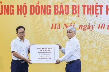 Đại diện Đảng bộ, chính quyền và nhân dân Thành phố Hồ Chí Minh trao 120 tỷ đồng ủng hộ đồng bào bị ảnh hưởng do cơn bão số 3, tháng 9/2024. (Ảnh: khoahocphothong.vn)