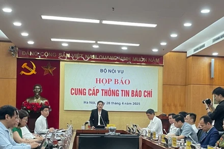 Thứ trưởng Nguyễn Thị Hà phát biểu tại họp báo.