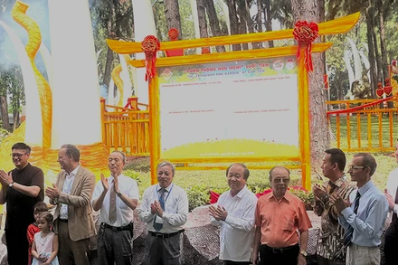 Các đại biểu thực hiện nghi thức khánh thành "Vườn cây thông hữu nghị".