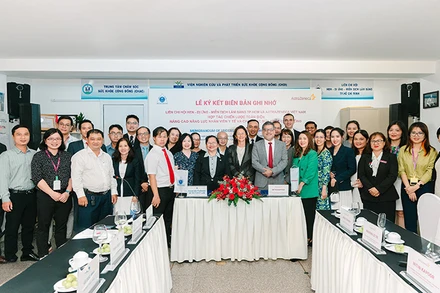 Các đại biểu trong buổi ký kết hợp tác. (Ảnh: AstraZeneca Việt Nam).