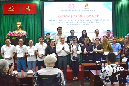 Lãnh đạo Sở Văn hóa và Thể thao Thành phố Hồ Chí Minh tặng quà cho công chức- viên chức, người lao động tại buổi họp mặt.