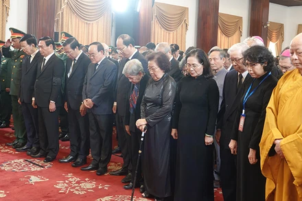 Các đại biểu dành một phút mặc niệm tưởng nhớ Tổng Bí thư Nguyễn Phú Trọng.