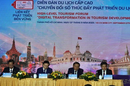 Các đại biểu chủ trì diễn đàn.