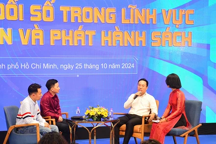 Các đại biểu chia sẻ với độc giả về "Chuyển đổi số trong lĩnh vực xuất bản và phát hành sách".