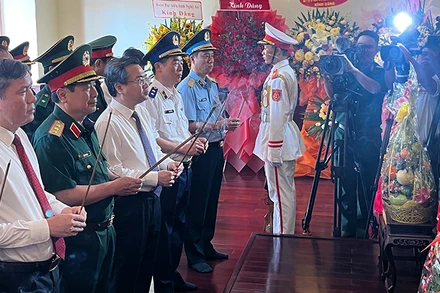 Đoàn Ban Chỉ đạo Hội thảo dâng hương lên Chủ tịch Hồ Chí Minh tại Bảo tàng Hồ Chí Minh, chi nhánh Thành phố Hồ Chí Minh. (Ảnh: M.H).