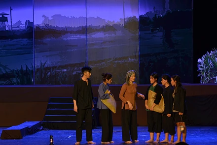 Cảnh trong vở "Cánh đồng rực lửa" của Sân khấu kịch Quốc Thảo.