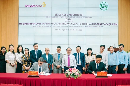 Hai bên ký Bản ghi nhớ hợp tác nâng cao dịch vụ y tế và chăm sóc sức khỏe. (Ảnh: AstraZeneca).