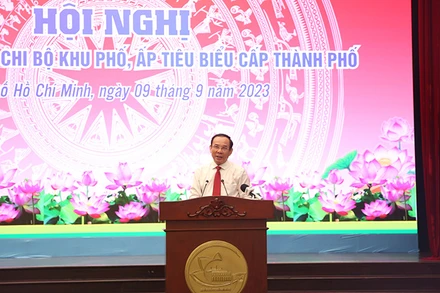 Đồng chí Nguyễn Văn Nên, Ủy viên Bộ Chính trị, Bí thư Thành ủy Thành phố Hồ Chí Minh phát biểu tại hội nghị biểu dương.