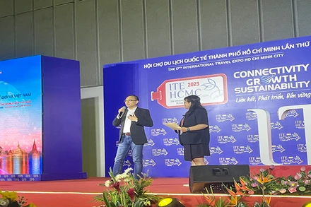 Ông Kiên Lê trao đổi về du lịch trị liệu tại sự kiện.