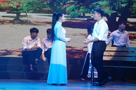 Khang (Võ Minh Lâm) và Phượng (Kim Luận) có một tình yêu trong sáng.