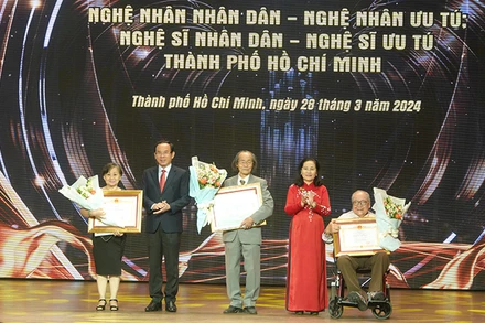 Đồng chí Nguyễn Văn Nên, Ủy viên Bộ Chính trị, Bí thư Thành ủy; đồng chí Nguyễn Thị Lệ, Phó Bí thư Thành ủy, Chủ tịch Hội đồng nhân dân Thành phố Hồ Chí Minh trao danh hiệu Nghệ sĩ Nhân dân cho các nghệ sĩ.