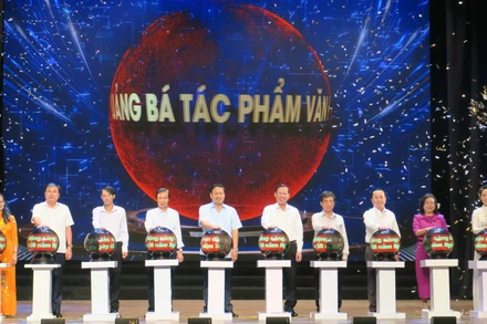 Các đại biểu thực hiện nghi thức phát động Cuộc vận động sáng tác “Thành phố Hồ Chí Minh – 50 năm tự hào bản anh hùng ca”.