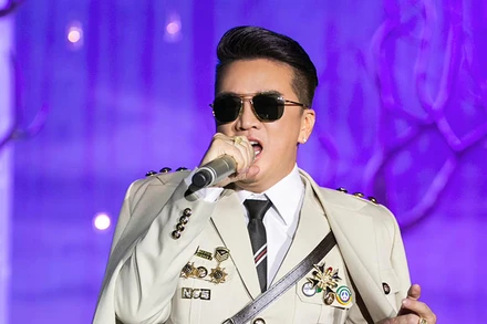 Ca sĩ Đàm Vĩnh Hưng với trang phục vi phạm trong chương trình "Ngày em thắp sao trời". (Ảnh Facebook ĐVH)