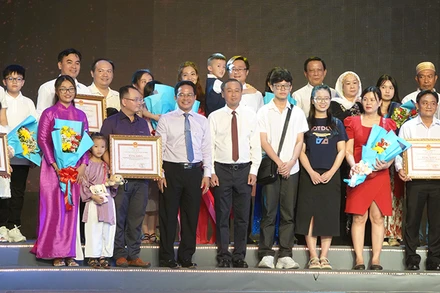 Tuyên dương các gia đình văn hóa- hạnh phúc tiêu biểu.