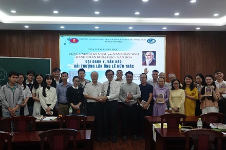 Các đại biểu chụp ảnh lưu niệm tại buổi tọa đàm.