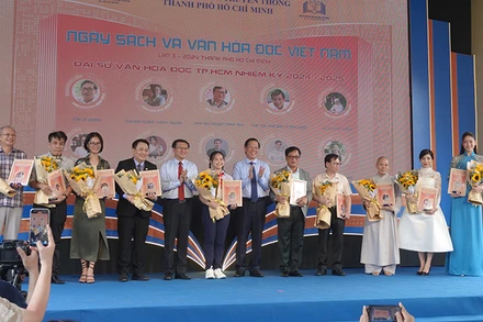 Ra mắt đại sứ văn hóa đọc Thành phố Hồ Chí Minh nhiệm kỳ 2024-2025 trong lễ khai mạc Ngày Sách và Văn hóa đọc Việt Nam lần 3 tại Thành phố Hồ Chí Minh. (Ảnh: Mạnh Hảo)