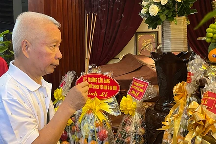 Nhiều lãnh đạo Trung ương, địa phương, người thân đã đến thắp hương tưởng nhớ cố Tổng Bí thư Trường Chinh.