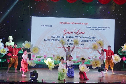 Tiết mục múa "Cần Thơ hân hoan ngày hội" của Trường Cao đẳng Du lịch Cần Thơ.