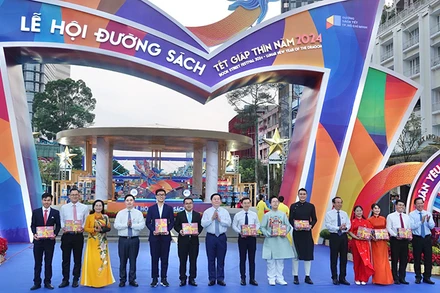 Các đại biểu lì xì sách Tết cho 10 công dân trẻ tiêu biểu của Thành phố Hồ Chí Minh.