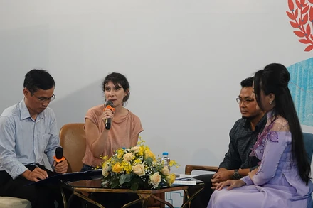 Tác giả Julie Lardon (thứ hai từ trái sang) trong buổi tọa đàm, giao lưu tối 5/10.
