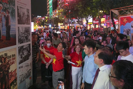 Các đại biểu tham quan triển lãm. (Ảnh: M.H)