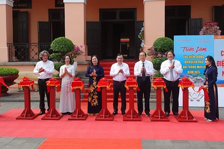 Các đại biểu thực hiện nghi thức cắt băng khai mạc trưng bày 2 chuyên đề. (Ảnh: M.H)